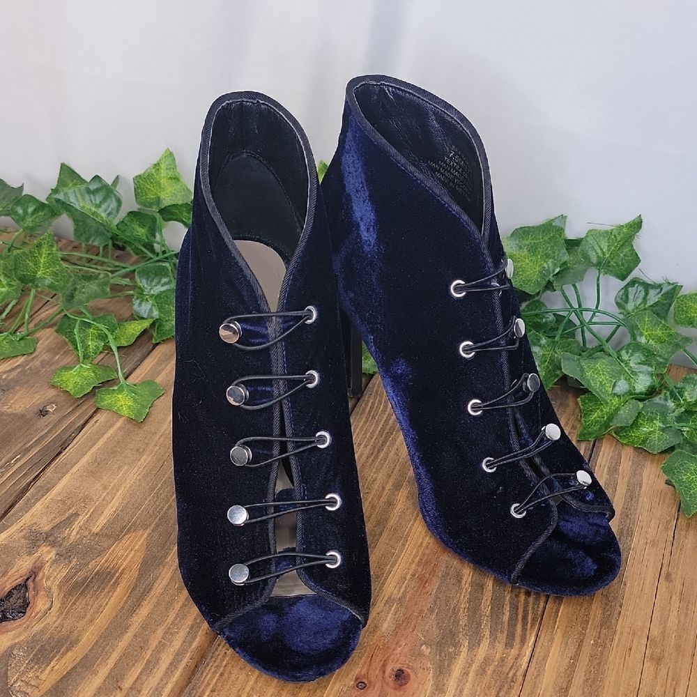 Enzo Angiolini. Navy Velvet Lace-Up Heels. Size 7.5